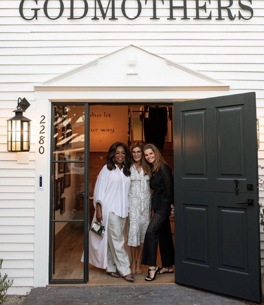 ValleyGirl629's tweet image. Prince Harry, Meghan Markle, Oprah, Maria Shriver (Kennedy) &amp;amp; a host of members from the Santa Barbara community come together to celebrate the opening of a new bookstore—that Harry helped name! 🥰

#CaliforniaLove #ChapterOfJoy