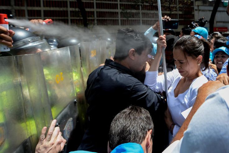 EmmaRincon's tweet photo. "María Corina manda a los venezolanos como carne de cañón, mientras ella se esconde..." https://t.co/1L9tvfPEXq