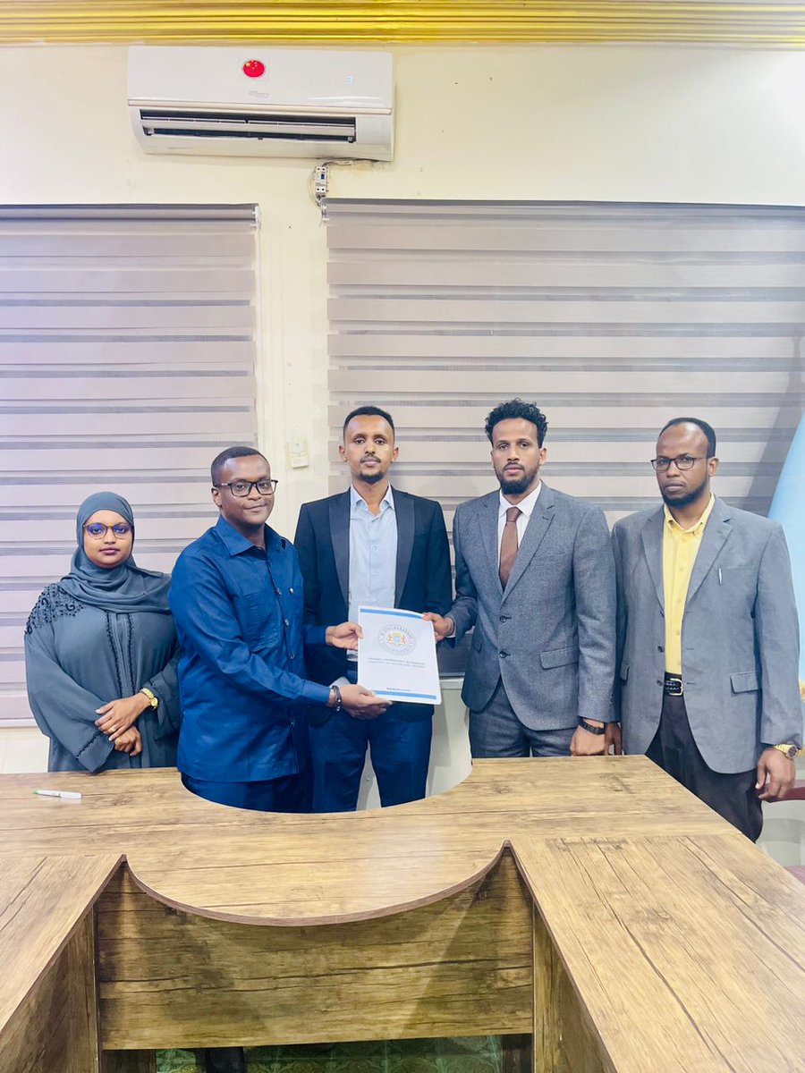 JamaalIndhaceel's tweet photo. Today,@MoysFGS signed a MoU with KIMS, a microfinance org that will financially support youth to run their own small businesses in order to improve their Income. Our priority is to create business opportunities for both young women and men @SomaliPM @USAIDSomalia @UNDPSomalia https://t.co/mPfl4i2wsj