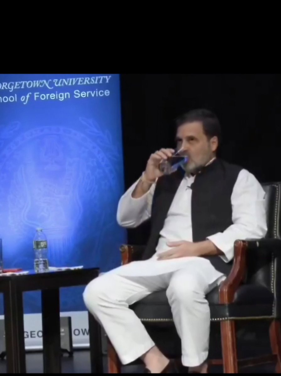 patidardev's tweet photo. @Shehzad_Ind #RahulGandhi was drinking water while questions were being asked.

Guess we should all make a big deal of this because according to Congress, drinking water was a sign of weakness. Right?

#RahulGandhiInUSA https://t.co/pd1zDiWbe8