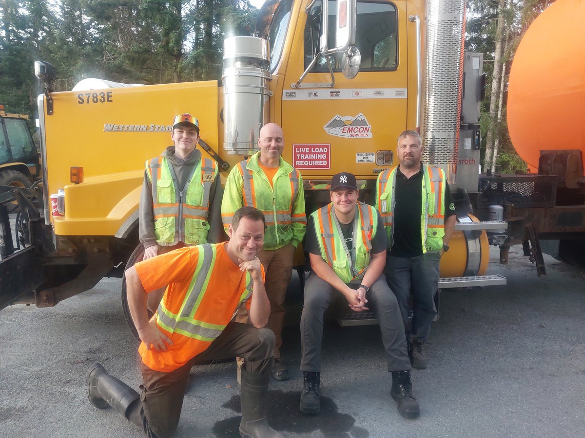 EmconSouthVI's tweet photo. We operate water &amp; brine #LiveLoad units in our Service Areas. Malahat crew conducted live load training today, ensuring safe operating procedures are followed. #WorkSafeBC bulletin states handling &amp; stability risks. Give space to live loads on our #BCHwys. @TranBC @yyjtraffic https://t.co/llmmn9CJox