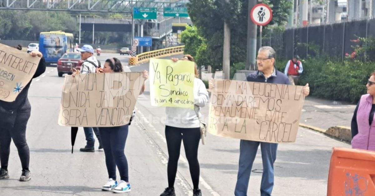 POSTACDMX's tweet image. #PrecauciónVial 🚧🚨|  Extrabajadores de #Interjet cierran parcialmente el #CircuitoInterior en dirección a la Terminal 1, protestando por falta de pagos. 🚧✈️

📸: @ramonramirezpe