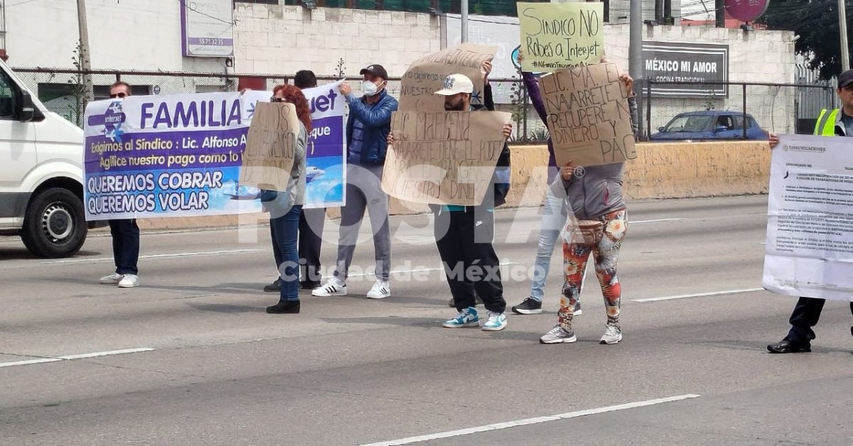 POSTACDMX's tweet image. #PrecauciónVial 🚧🚨|  Extrabajadores de #Interjet cierran parcialmente el #CircuitoInterior en dirección a la Terminal 1, protestando por falta de pagos. 🚧✈️

📸: @ramonramirezpe
