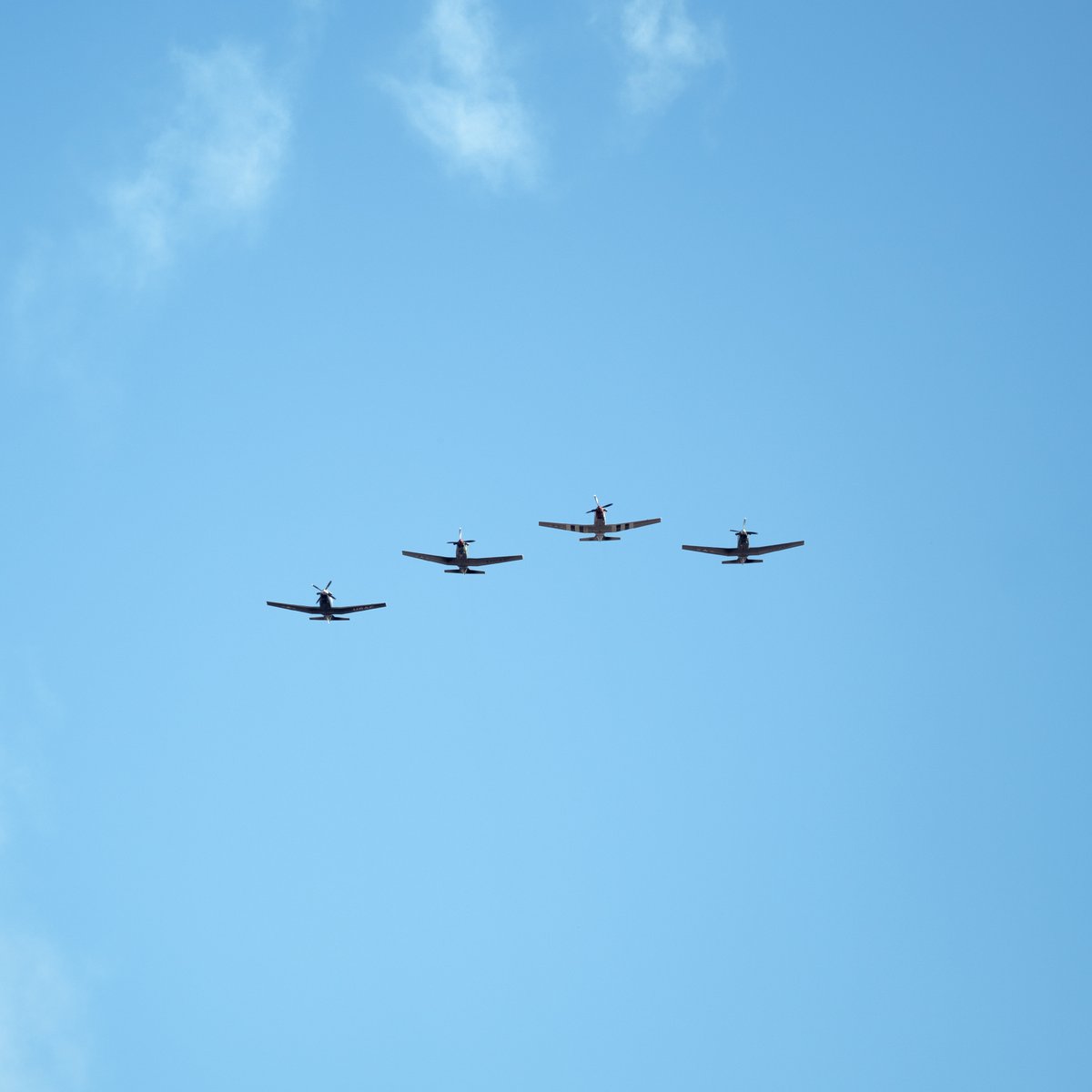 BaylorAthletics's tweet image. Celebrate Salute to Service at @McLaneStadium ⬇️

⚫️ Fan-designed buttons at Touchdown Alley (while supplies last)
✈️ Flyover feat. 2⃣ F-16s flown by @Baylor and @af_academy alums
🇺🇸 Giant American Flag on the field presented by the @VetsofBaylor1 Program

#SicEm
