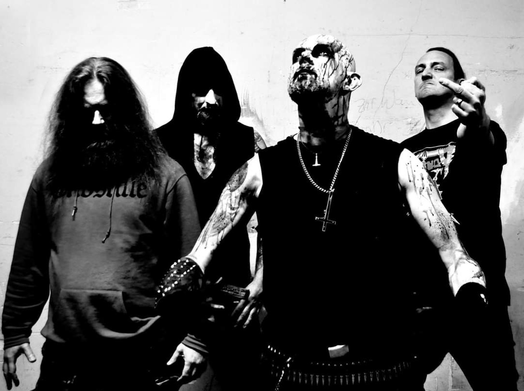 2023 yılında yayınladıkları DetoNation ile 10 yıllık sessizliğine son veren, Almanya'nın en vahşi black metal gruplarından biri olan Endstille ayrıca son derece politik.

Endstille, çok yakında Beterzin...