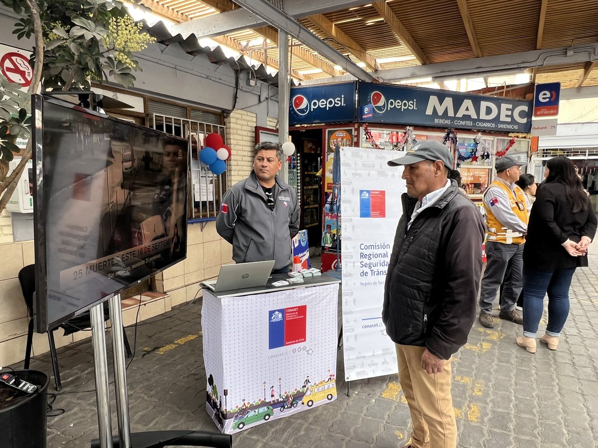 MTTTarapaca's tweet photo. #Conaset | En estos momentos, el SeremiTT Pedro Medalla junto a @conaset #Tarapacá se encuentran en el terminal Rodoviario de #Iquique realizando difusión sobre la campaña #UnidosPoraun18Seguro https://t.co/ZVKErSEEWC