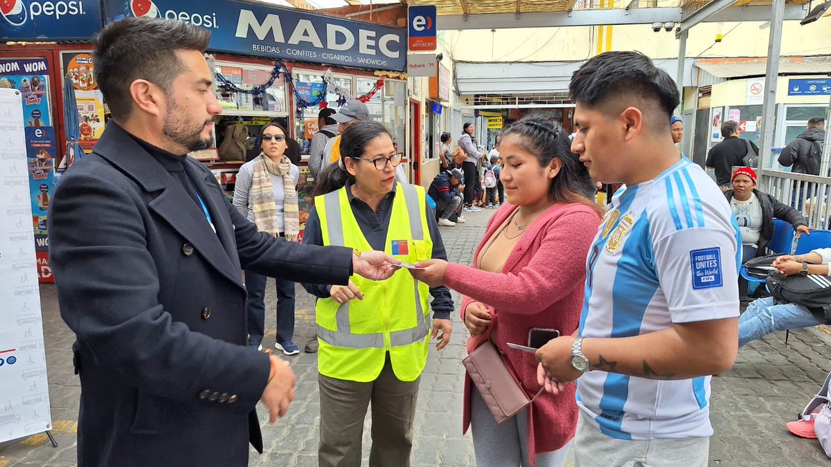 MTTTarapaca's tweet photo. #Conaset | En estos momentos, el SeremiTT Pedro Medalla junto a @conaset #Tarapacá se encuentran en el terminal Rodoviario de #Iquique realizando difusión sobre la campaña #UnidosPoraun18Seguro https://t.co/ZVKErSEEWC