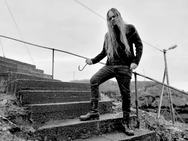 Invisus'un one-man band'i olan, 2004 yılında Norveç'te kurulan Blodhemn; black metal ile Invisus'un distopik perspektifini harmanlıyor.  

Blodhemn, çok yakında Beterzin...