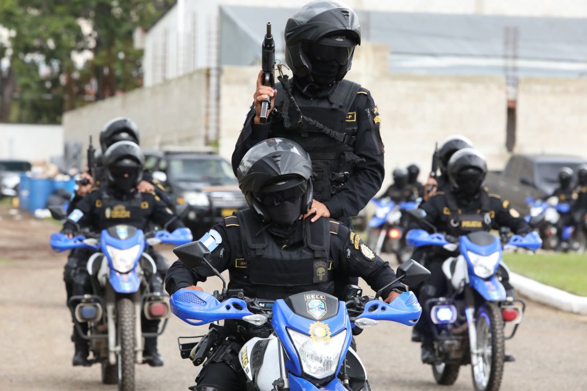 mingobguate's tweet image. En la Escuela de Especialidades de la @PNCdeGuatemala, la Viceministra de Seguridad, Claudia Palencia, preside clausura del curso “Técnicas y Destrezas en Operaciones Motorizadas”, impartido a 500 agentes integrantes del #GECE. Asisten autoridades de la Escuela y de las #FEP.