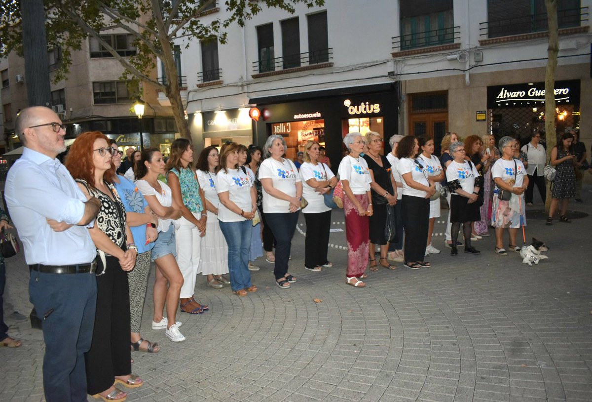 dipualba's tweet image. 🗣💯 Bajo el lema #ConéctateALaVida y de la mano de nuestro diputado de #Sanidad, F° García, hemos participado en la lectura del manifiesto con motivo del #DíaMundial para la #PrevencióndelSuicidio, organizado por el @Tel_Esperanza desde la Mesa para la Prevención del Suicido 💚.