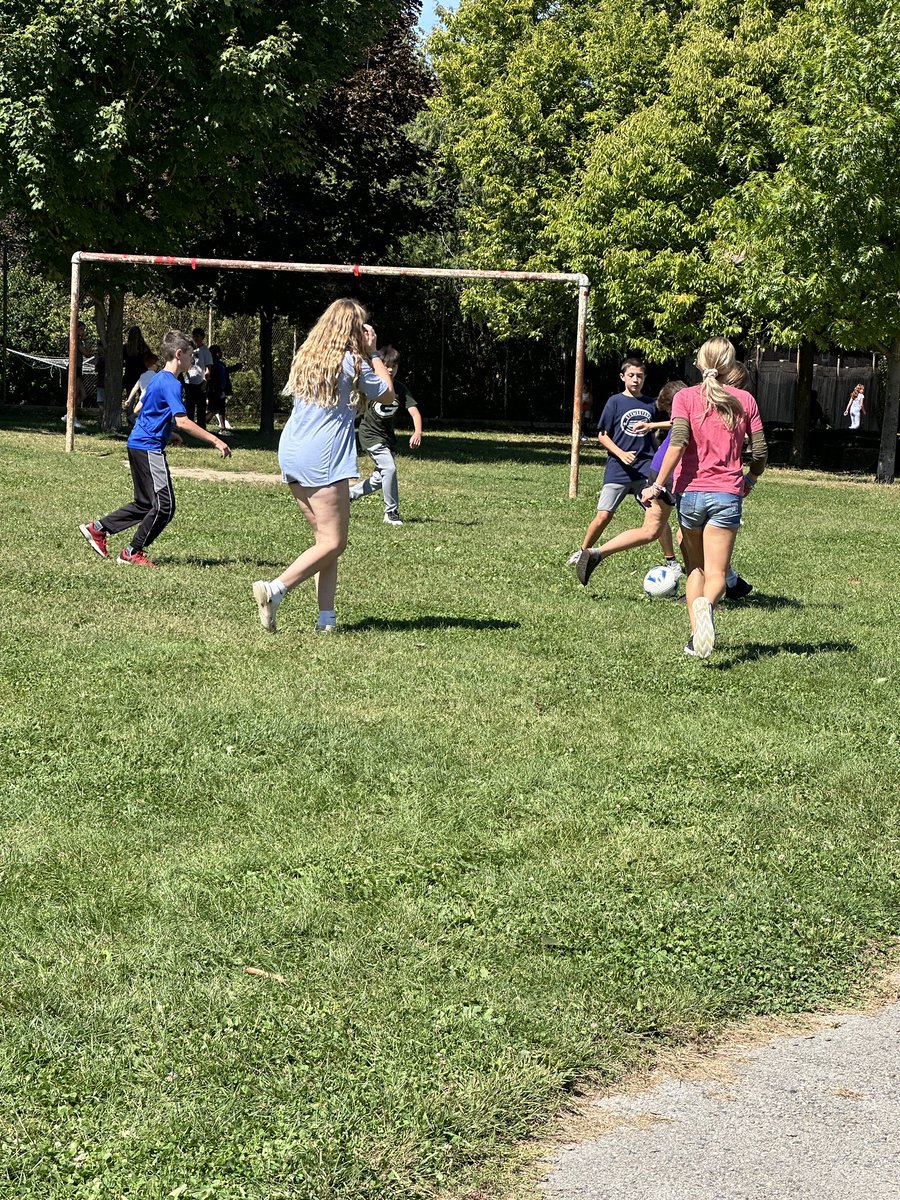 whitecapslondon's tweet image. Today &amp;amp; tomorrow we are at @WortleyTVDSB as we begin @CanadaSoccerEN Soccer in Schools Initiative.  Thank you to Wortley PS Admin, Staff &amp;amp; Students for welcoming Coach Mher &amp;amp; Coach Garrincha. 💪⚽️💪⚽️💪⚽️