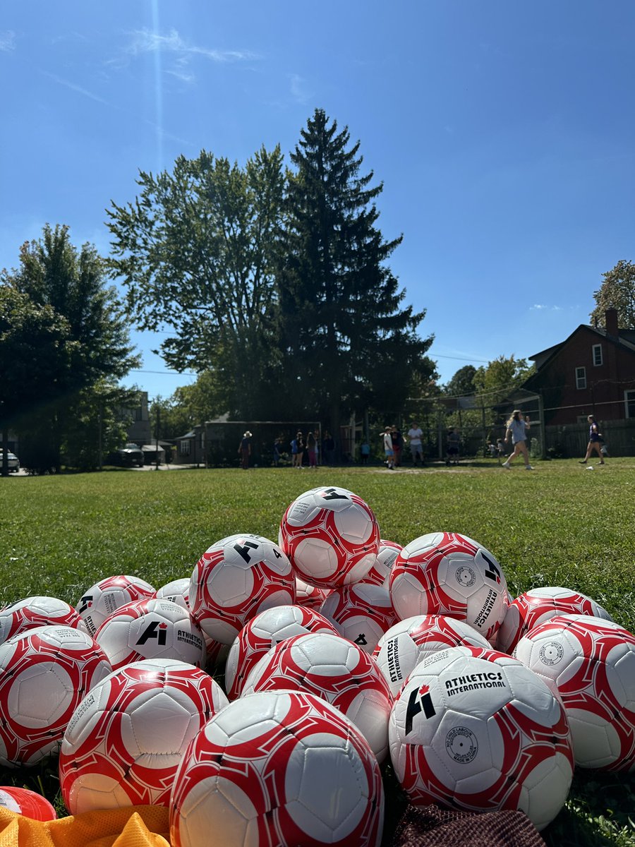 whitecapslondon's tweet image. Today &amp;amp; tomorrow we are at @WortleyTVDSB as we begin @CanadaSoccerEN Soccer in Schools Initiative.  Thank you to Wortley PS Admin, Staff &amp;amp; Students for welcoming Coach Mher &amp;amp; Coach Garrincha. 💪⚽️💪⚽️💪⚽️
