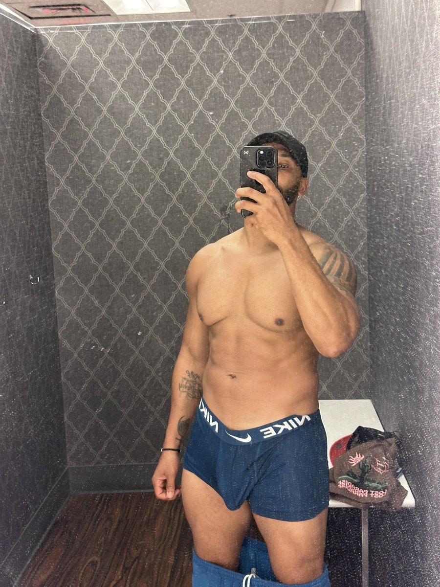 takeovacj's tweet photo. Fitting room pics 

Who wants to treat me to a new outfit ? https://t.co/M5vFvT98bh