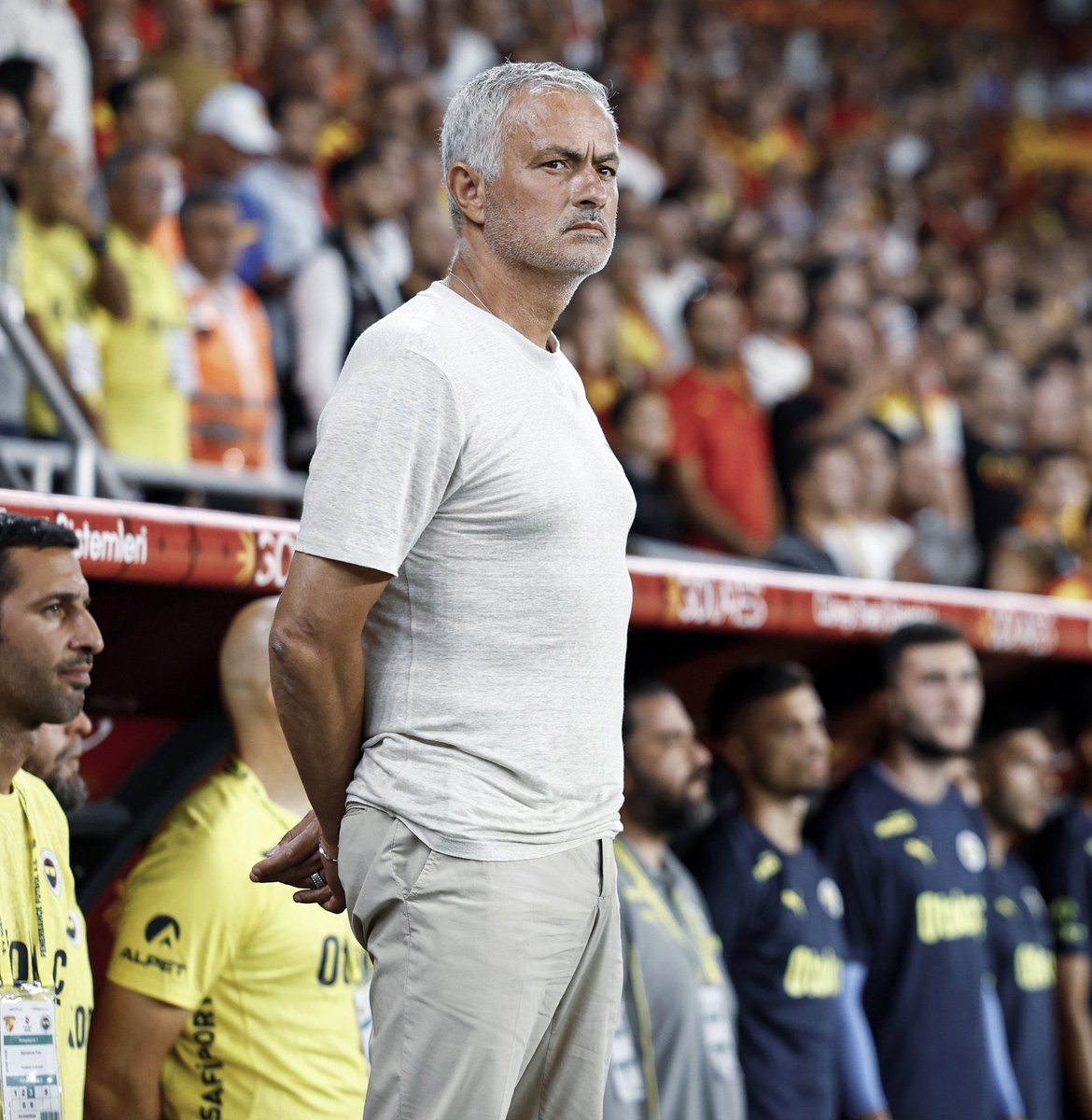 Jose Mourinho: "Bence Galatasaray'a farklı bir bakış var. Benim doğama aykırı bir şey. Çünkü bence 90 dakika boyunca herkes aynıdır. Guardiola da olsa Ancelotti de olsa, genç bir hoca da olsa kurallar herkes için aynıdır. Kulübün statüsü fark etmez. Galatasaray'ın yerel maçlarına