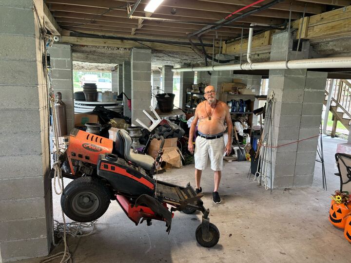 Elias "Poke Chop" Basse Jr. plans to ride out Francine at his raised home in Barataria. The 75-year-old spent Tuesday morning tying down belongings. "We're just gonna put it in all-mighty Lord's hands, you know what I'm saying?" 
nola.com/news/hurricane…