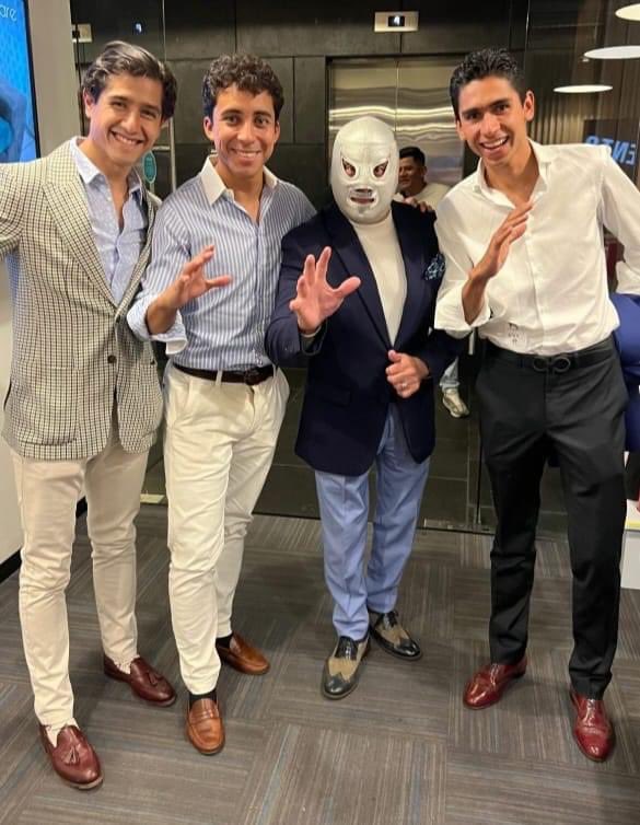 La #TAUROMAQUIA y la #LUCHALIBRE en algunas ocasiones van de la mano 🐂💪🏼

<a href="/LuisDavidAdame/">Luis David</a> <a href="/LeoValadez_/">Leo Valadez</a> <a href="/ElHijodelSanto/">El Hijo del Santo</a> y <a href="/hectorgutie_rez/">Hector Gutierrez</a> 👏🏼

📸 Toros y Lucha Libre 

#AprendamosDeToros #Tauromaquia #SiALasLibertades #SiALaCultura #NoALaCensura