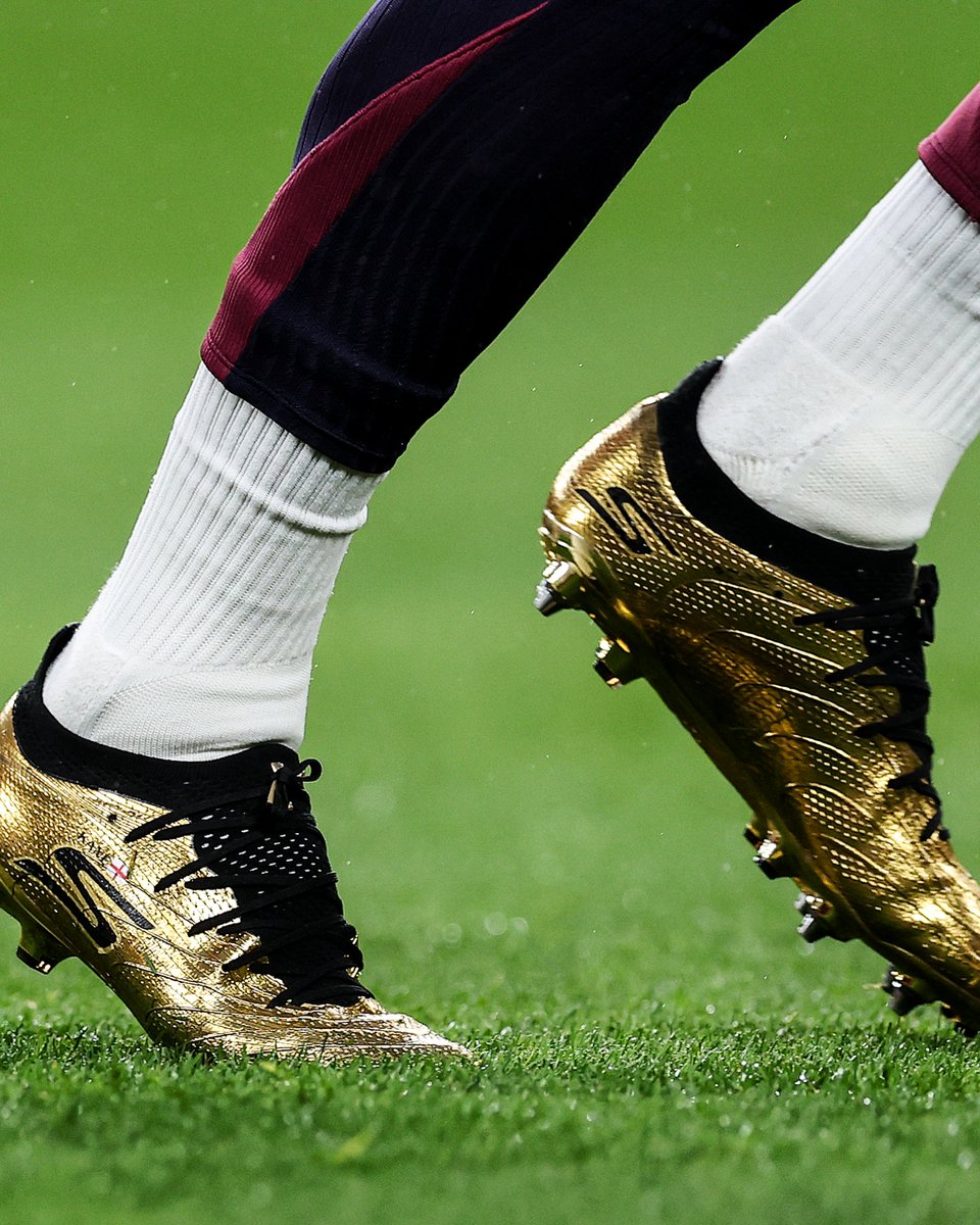 brfootball's tweet image. Harry Kane is wearing gold boots to mark his 100th England game 🏴