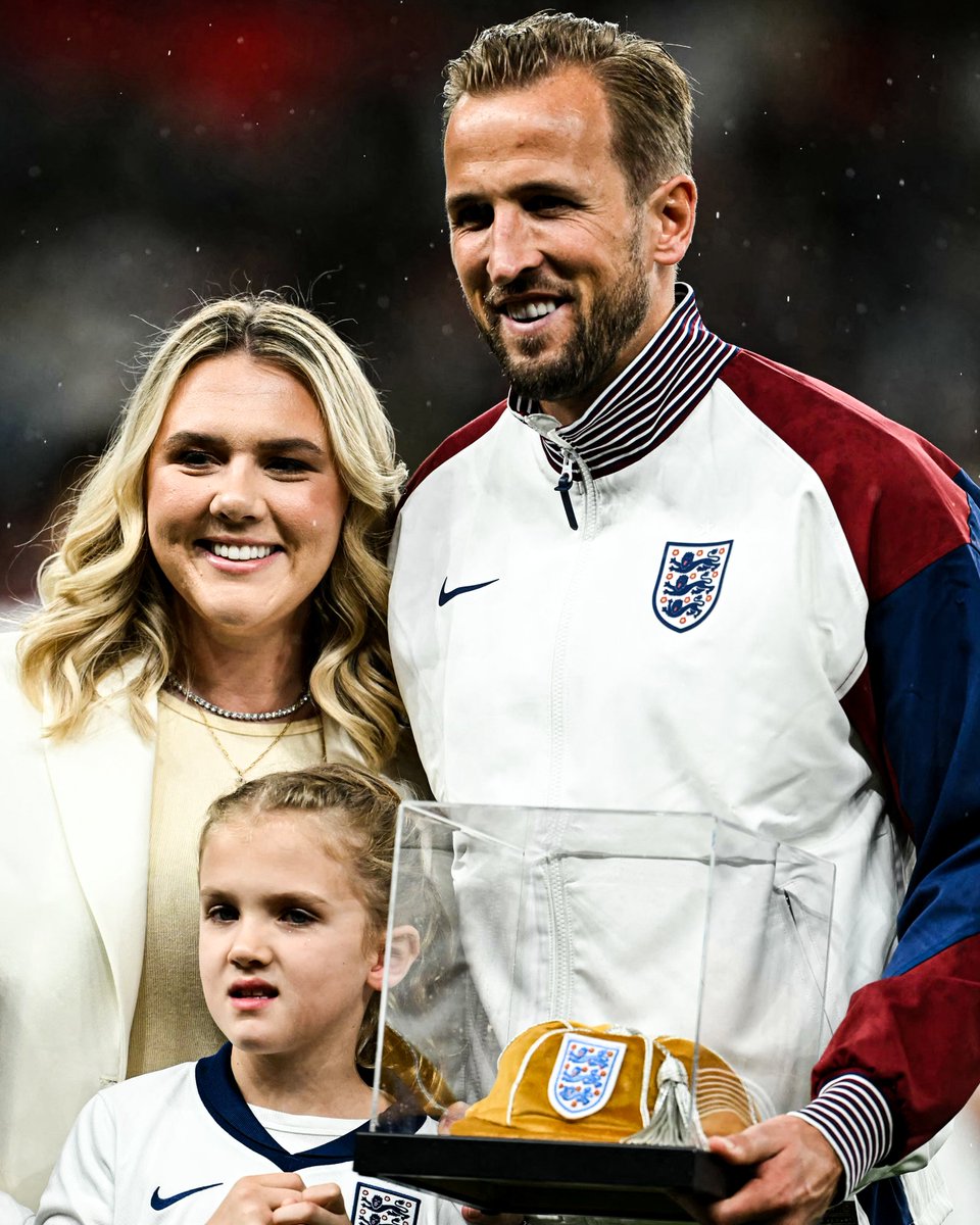brfootball's tweet image. Harry Kane is wearing gold boots to mark his 100th England game 🏴