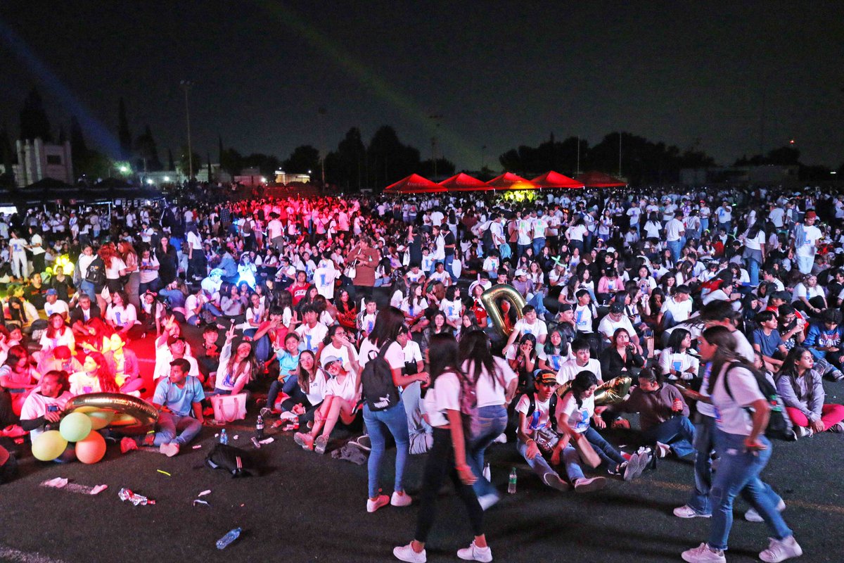 Gran desfile de bienvenida de los lobos de la <a href="/UAdeC/">@UAdeC</a>  , más de 6 mil universitarios  recorrieron las calles de #Saltillo .
Carros alegóricos , bandas de guerra y la presencia de 26 facultades e institutos de la unidad Saltillo.
Toda una fiesta !