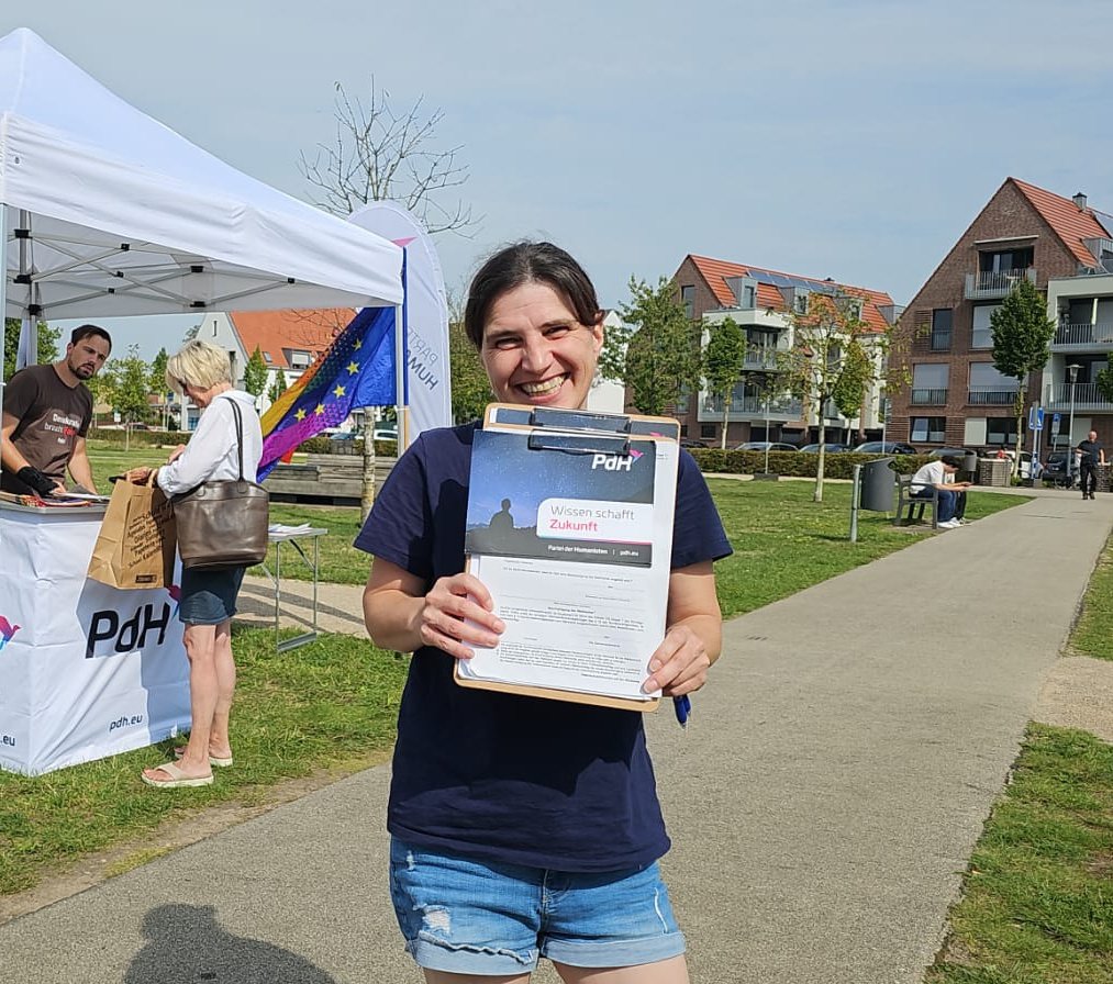KnupferEva's tweet image. Vergangenen Samstag was der erste CSD in Verden an der Aller und die @PdH_NI war natürlich mit einem Stand dabei. Viele tolle Gespräche und über 60 Unterstützungsunterschriften für NI❤️ danke an die Organisatoren.. das war soo wichtig. Bis nächstes Jahr 🏳️‍🌈🥰
#CSDVerden 
@PdH_NI