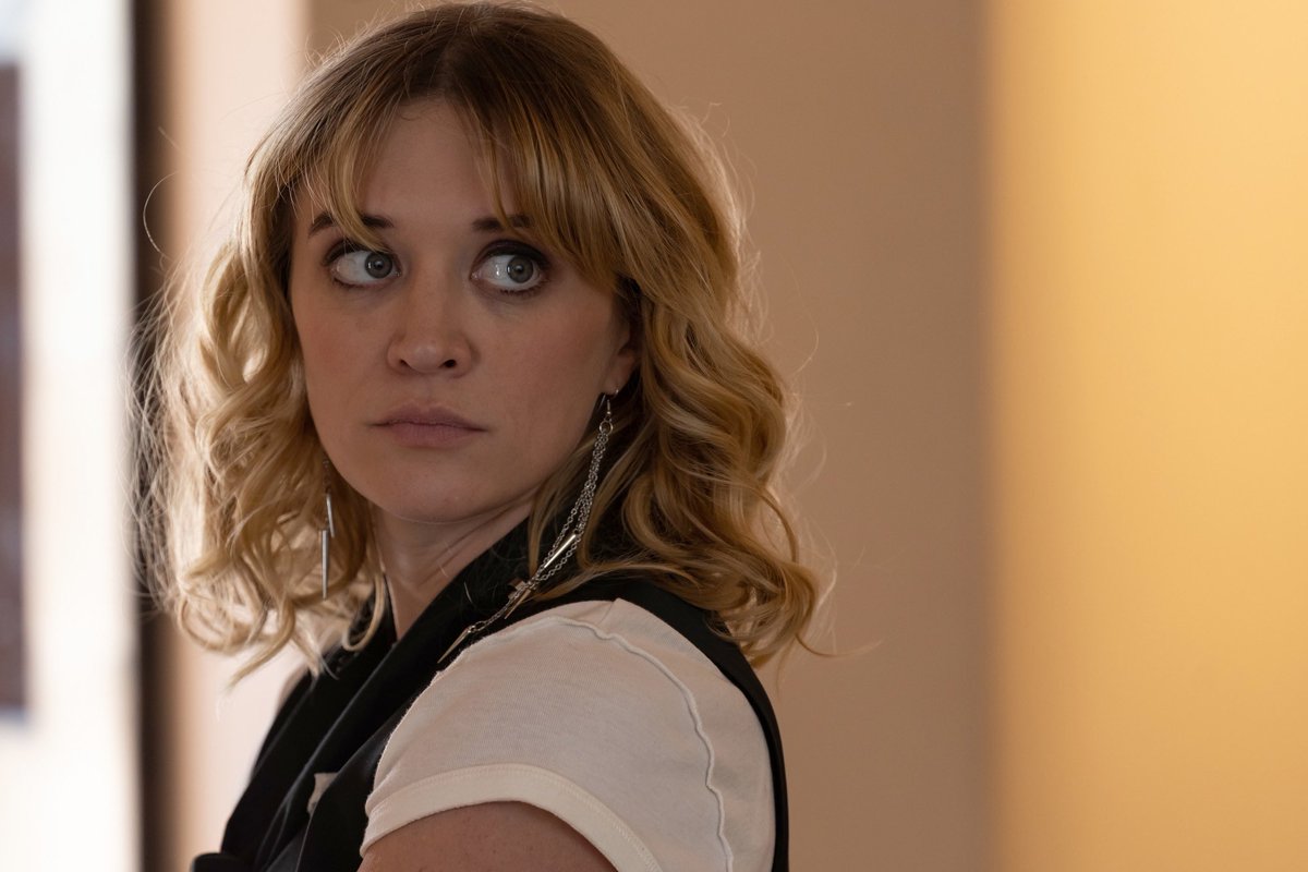 DiscussingFilm's tweet photo. Melvin Gregg, Chelsea Frei and Ramona Young have been cast in the new ‘THE OFFICE’ series alongside Domhnall Gleeson and Sabrina Impacciatore.

The series follows the Dunder Mifflin documentary crew as they focus on a dying historic Midwestern newspaper &amp; its volunteer reporters. https://t.co/CjKx2k3Gh7