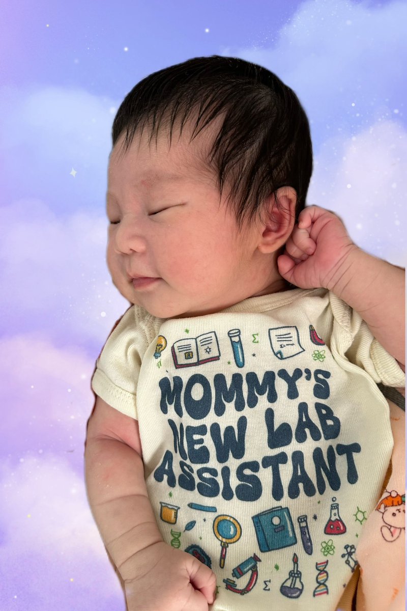 Announcing the result of our first collaborative developmental biology project! A very energetic girl, definitely inheriting my mitochondria (and hair)! Thanks for the cute shirt from Hao lab members! Although she’s more like Mommy’s new boss that makes mommy work 24/7😂