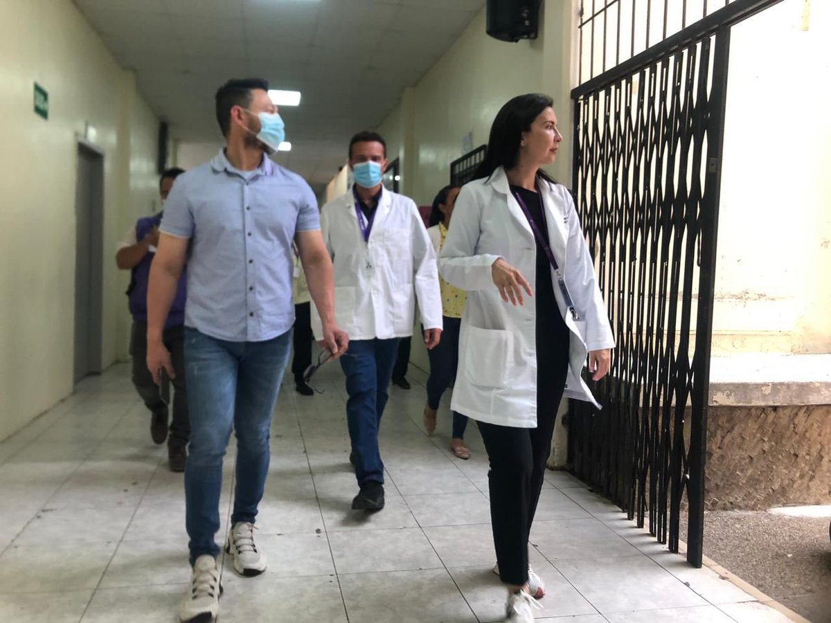Salud_Ec's tweet photo. 📍#Babahoyo | La subsecretaria de Atención Móvil, Hospitalaria y Centros Especializados de @Salud_Ec, Andrea Bravo, realizó un recorrido por el Hospital Martín Icaza para revisa flujos de atención. Además, impartió instrucciones para mejorar la oferta de servicios a la comunidad. https://t.co/a16c6awpFU
