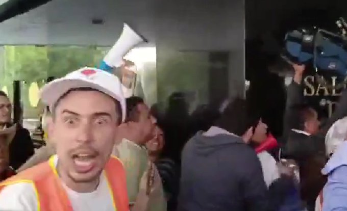 Esta es la mirada de los paleros de Norma Pi&ntilde;a. &iexcl;Llenos de odio e ira en contra del senado! https://t