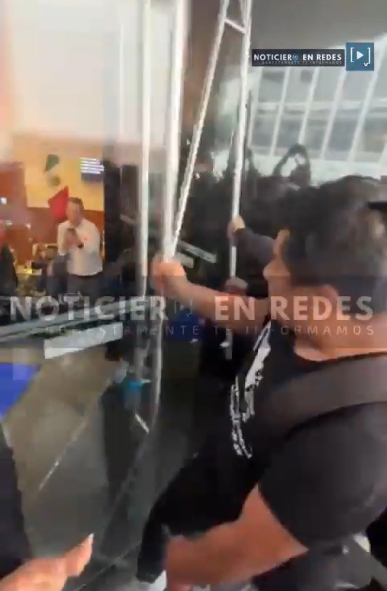 alexperezsi's tweet image. Qué diferencia de democracia.

aquí en Querétaro los Panistas utilizaron la fuerza pública para impedir que entráramos al pleno donde impusieron nombramientos. 
Allá en el @senadomexicano manifestantes entraron al pleno sin represión.
#NoSomosIguales #LaReformaAlPoderJudicialVa