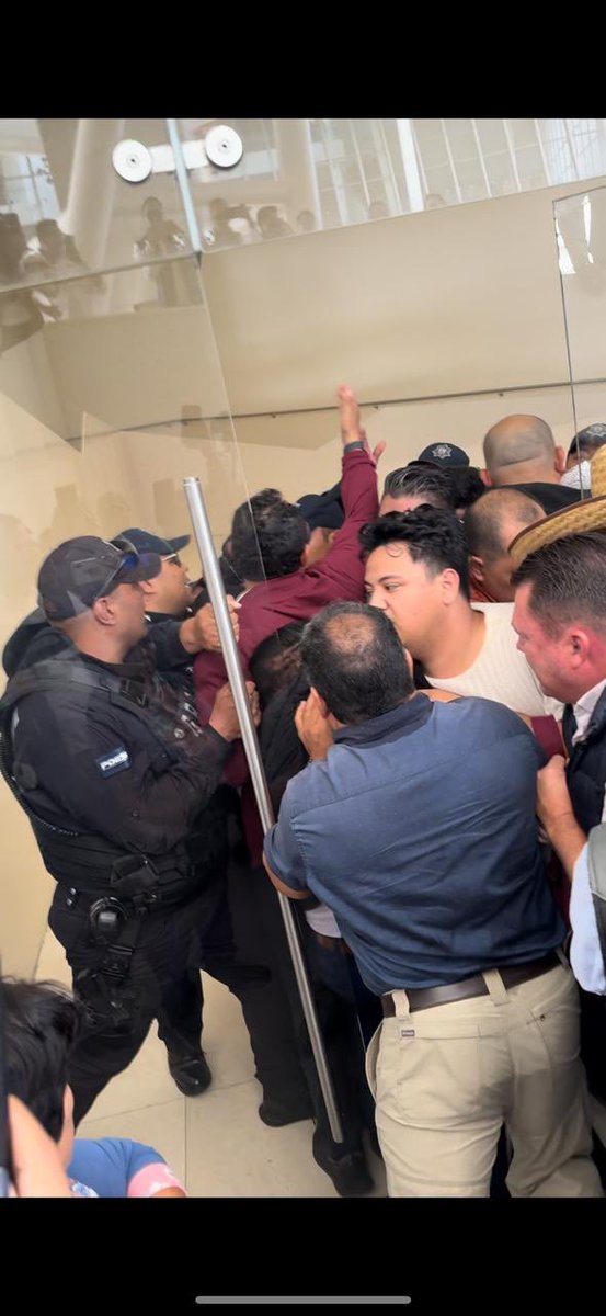 alexperezsi's tweet image. Qué diferencia de democracia.

aquí en Querétaro los Panistas utilizaron la fuerza pública para impedir que entráramos al pleno donde impusieron nombramientos. 
Allá en el @senadomexicano manifestantes entraron al pleno sin represión.
#NoSomosIguales #LaReformaAlPoderJudicialVa