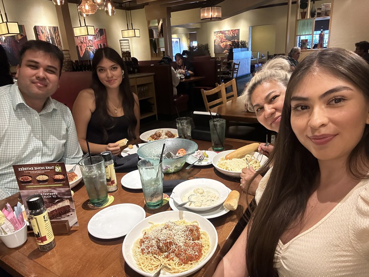 prettyfence's tweet photo. #olivegarden #pasta #spaghetti #fettuccine #salad #breadstick #alfredosauce https://t.co/2bjiPNg9ak