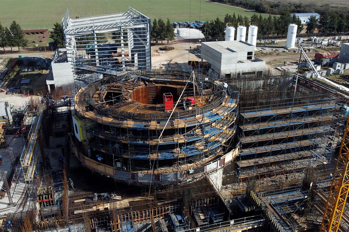 Kicillofok's tweet image. A contramano de lo que hacen los países desarrollados, el gobierno de Milei decidió paralizar la obra del reactor argentino CAREM, un proyecto estratégico, 100% nacional, y que nos ubicaba a la vanguardia mundial de la tecnología nuclear.

Este proyecto, ubicado en Lima,…