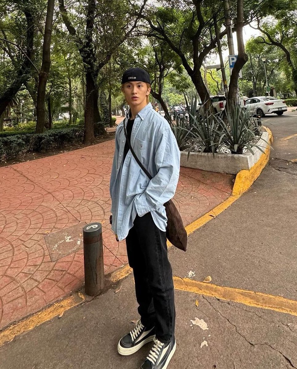 iprayncrybutdry's tweet photo. : เจอคนล้วงกระเป๋าว่ะ

: เห้ย เป้นไงวะ

: หล่อมาก https://t.co/LzF7OksZPd