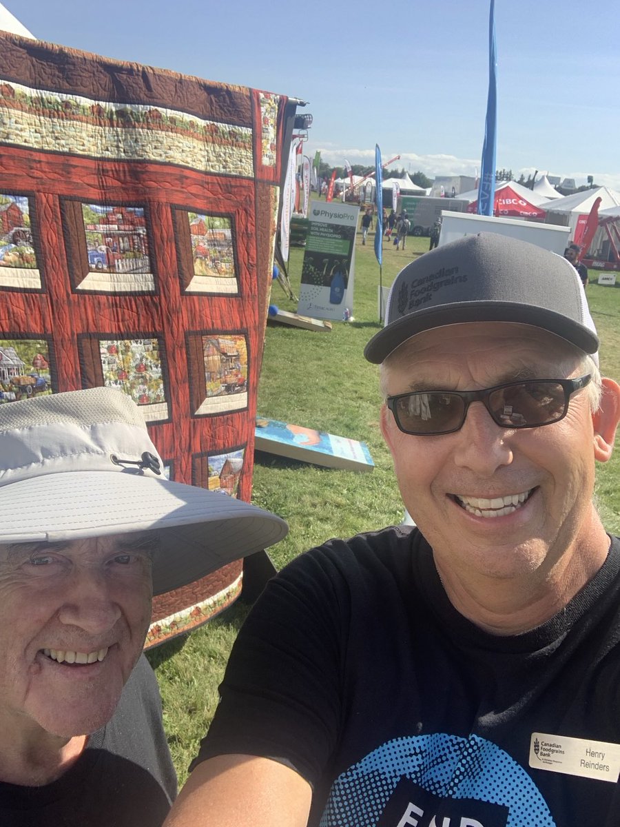First day ⁦⁦<a href="/outdoorfarmshow/">Canada's Outdoor Farm Show</a>⁩ with Dave Clements.  Come visit our ⁦<a href="/Foodgrains/">Canadian Foodgrains Bank</a>⁩ booth at the north end of lane 2 and support our work to #endhunger by buying raffle tickets on this beautiful quilt.  3 for $20.