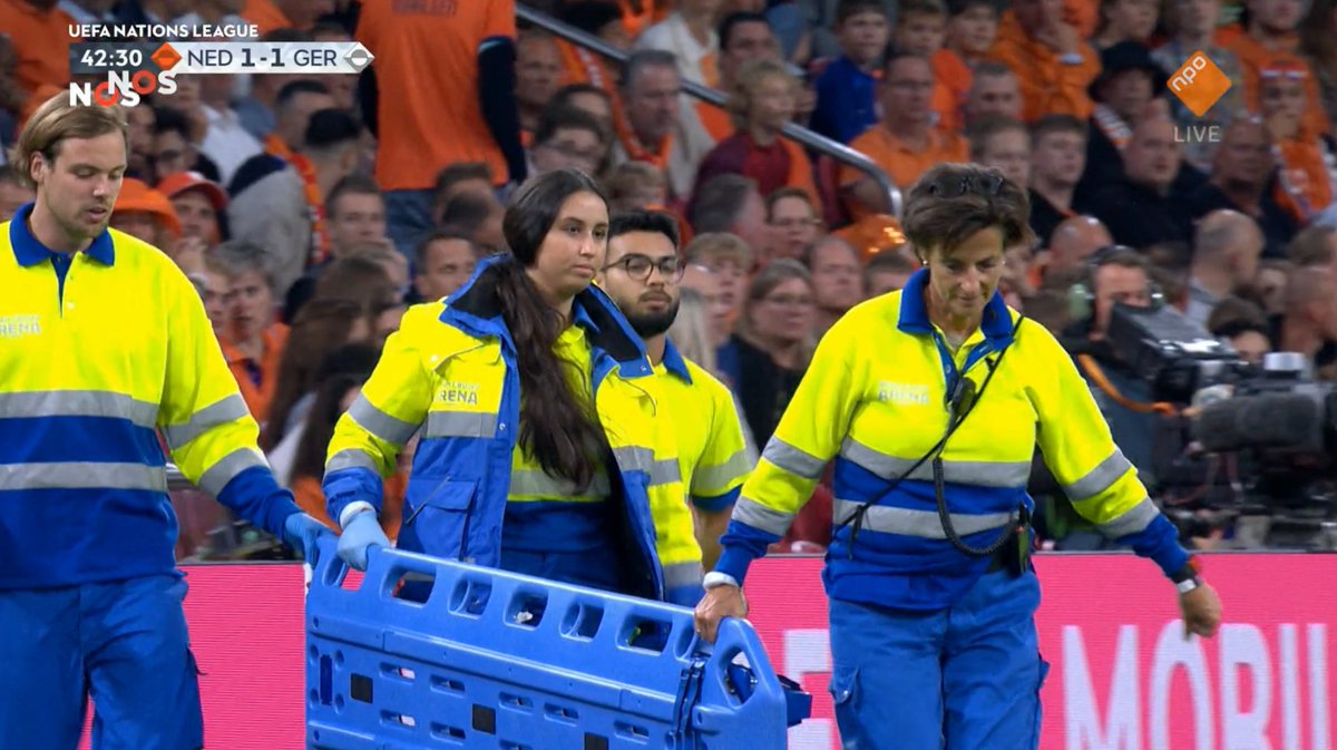 jasperdeboer's tweet image. Hoe zwaar is zo&apos;n lege brancard en moet je die met drie man sterk het veld op sjouwen? #neddui