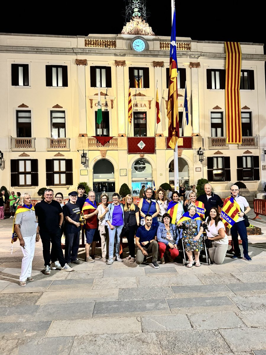 Des de Junts Lloret hem participat un any més a la Marxa de Torxes per la Independència. Hi som. Hi serem fins a la victòria 🔥🎗️

Us animem a participar a tots els actes de la Diada. Fem més curt el camí 🙌

#LloretdeMar #Diada #MarxaTorxes