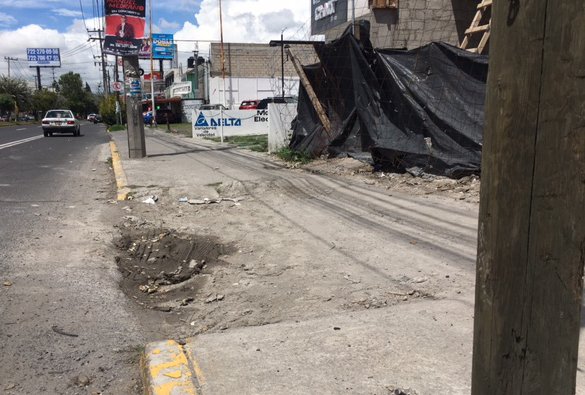 Chio_Sam's tweet photo. 🛣️ Ésta es la mentada Avenida Tecnológico, en Metepec #EdoMéx. Entre la gente sucia y la falta de labores de limpieza del gobierno @Edomex. YA SEA CUESTIÓN MUNICIPAL O FEDERAL PERO...URGE LIMPIEZA, DISEÑO DE LA VIALIDAD. @MetepecGobierno 
#LimpiemosEdoMéx #EdoMéxLimpio https://t.co/BsgmevNyPf