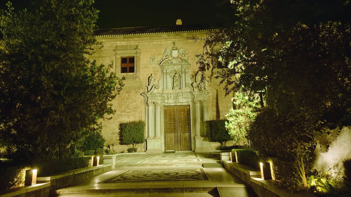 CanalUGR's tweet photo. 💛 Esta noche, el Hospital Real, sede del Rectorado de la #UGR, se tiñe de amarillo con motivo del Día Internacional de la Prevención de la Conducta Suicida

🫶🏼 Hoy y siempre, apoyemos la vida. Escuchar y acompañar puede marcar la diferencia #PrevenciónSuicidio https://t.co/BPW0pszoS6