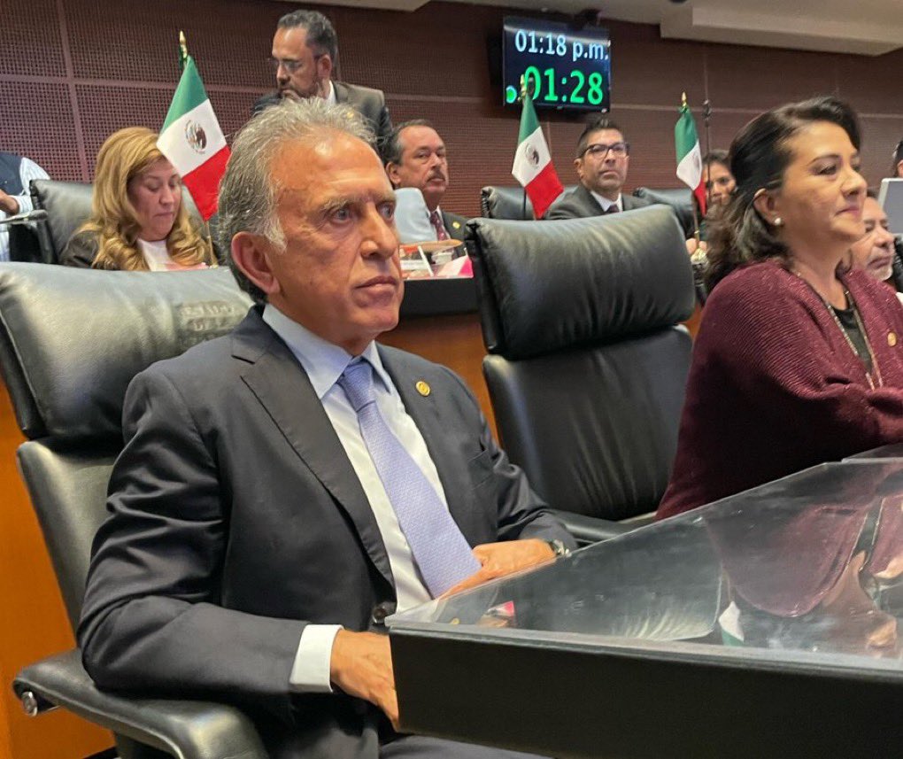 revista_enfila's tweet photo. Asi se ve el miserable, corrupto y cinico de @YoconYunes en la bancada de Morena 

Todo por no caer en la cárcel 

Vendió su dignidad, sus palabras, todo lo que dijo de @lopezobrador_ fue vacio y ahora se doblo ante el por cobarde 

Bien venido a la basura de la historia https://t.co/088Crl8nc6