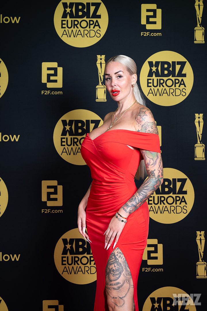 Blondie Bombshell XBIZ Europa Awards 2024 @Blondiebombxxx