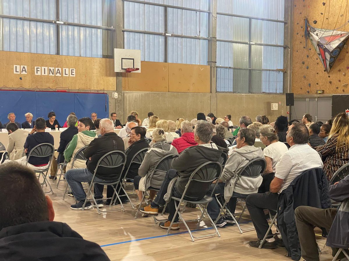 adelamara94's tweet photo. Le maire J.P Barnaud très chahuté dans sa réunion publique de présentation du nouveau quartier du bois l’abbé dans le cadre de la rénovation urbaine. Visiblement la population n’a pas l’air de partager son projet. #NPRU #ValDeMarne https://t.co/IQtagV3Lwu