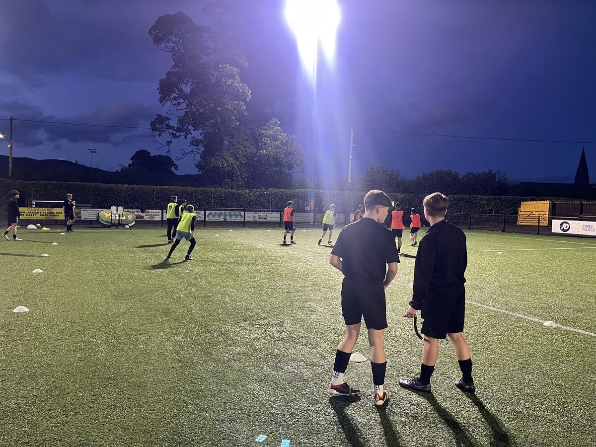 Our u16’s were hard at work this evening. Starting with a classroom session reinforcing our playing principles following Sunday’s performance.

Then into a small part of the practice designed and led by two of our players, before the main session. 

Well done boys 👏🏻