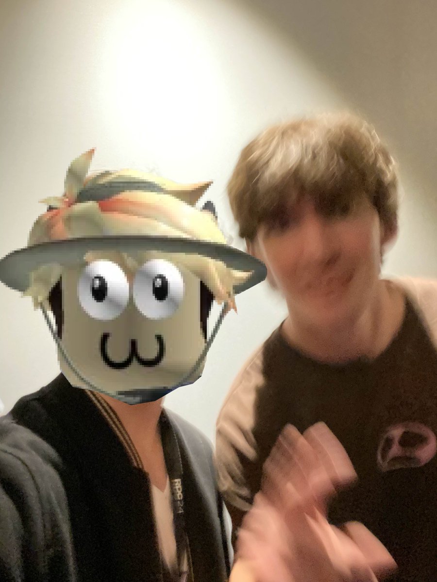 TheAxolotlSun's tweet photo. I met @/AlbertsStuff at RDC! 

when I tried to take a picture with him, he lunged at the camera I was so scared https://t.co/QWurSQb8a5
