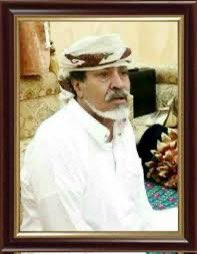 alawialbasha's tweet photo. ارسل الي الشيخ مفرح بن معيلي بمعلقة شعرية رائعة يرثي فيها والده الشيخ علي بن سعيد بن معيلي ويعدد مناقبة وحق له ان يرثي فارس من فرسان اليمن الشجعان والكرام.
الشيخ علي كان بالنسبة لي من اهم الاصدقاء  واكثرهم مودة وثقة وافتقدناه جميعا راحل 
لا يتعوض رحمه الله.
يقول الشاعر:

اطوف في ديرتي اللي الموت عورها 
شل المقام الكبير الله يا كبره 

غبني وعيني تهمّل يوم ادورها 
في كل موضع وكن عيني تشوف أثره

هذا مكان الحلول وعرش محورها
وذا مكان المقيل وذاك للسمره 

هجت ضباء النوم يامبخوت ذورها
ذيب الوجع يوم حل العين له فتره 

من ليلة الديره اتوفى منورها
العارف اللي موسع للبشر صدره 

أبوي فيلا الركاب الحمل جورها
يشل لحمال مدبوله على ظهره 

جزل المواقف له التاريخ صورها 
ابوي حتى خصومه عارفه قدره 

وأبوي درع المواقف ما يبورها
وان طول السوف يفنا السوف من صبره 

حميّـته والنـوايا .. ما يزورها
تاريخه ابيض من الزلات والعثره 

اصله يحده عن الهزله يدورها
ولا يطاوع ضعيف الراي في فكره

اسهل من السهل للي مايعصورها
واقساء من الصلب لي حد عانده مره 

وان جاه راعي فتن قصده يفورها 
يفشل مع ابوي راعي المكر في مكره 

مكسي ومطعم بطون الجوع ضورها 
أبوي ينتف نبات الشر من جذره 

مايوم نفسه عن الماجوب عذذرها 
لصحاب واجناب وافي ماقصر شبره

يعطي من القل يوم الغير ما اندرها 
مايحسب المال كم نقصه وكم كثره 

يمناه بالجود طييبها وعطرها 
سباق لطيب والجودات بالفطره 

والكرب والحرب تعرف وقع قسورها
مرحوم يامن يوقّف ساعة العسره 

واليا لفو قوم عسر الدهر دهورها
يكسيهم اليسر عندك ياكريم اجره 

اجعل حشا الارض له روضه ونورها
رحمتك اوسع من المريخ والزهره 

ويالله يامن لك القدره  تقدرها
ياحافظ الفلك تجري في وسط بحره

يامن نهار اللقاء شمسك تكورها
ابوي ضيفك وجارك ياوكيل أمره 

تبكي عليه القطع ذي الروس طورها
والخيل والذود من فرقاه منضره 

وحصونه اللي على الناموس سورها
كنها ورى ابوي مخنوقه بها العبره 

كم عين لي جات باترقد يثورها
حر الوجع يوم تذكر من سكن قبره 

قطارته والقبيله هي ومحورها
بالحزن لجواء عليها ضافي الغمره

ياريت ربي رجال الجود عمّرها 
ما اللاش لومات موته خير من عمره 

كم جيد شفنا سنينه عاش ماقصرها 
يموت ويطول عمر الجيد من ذكره

كلمات الشيخ مفرح بن علي سعيد بن معيلي
يرثي فيها والده ويعدد مناقبه رحمه الله