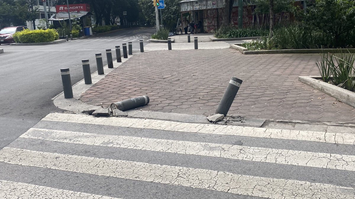 <a href="/SOBSECDMX/">Secretaría de Obras y Servicios CDMX</a> favor de reponer los bolardos de Sonora y Durango <a href="/LaRomaDF/">Colonia Roma 🚲</a> <a href="/CdmxPeatonal/">CDMX Peatonal</a> <a href="/martibatres/">Martí Batres</a>