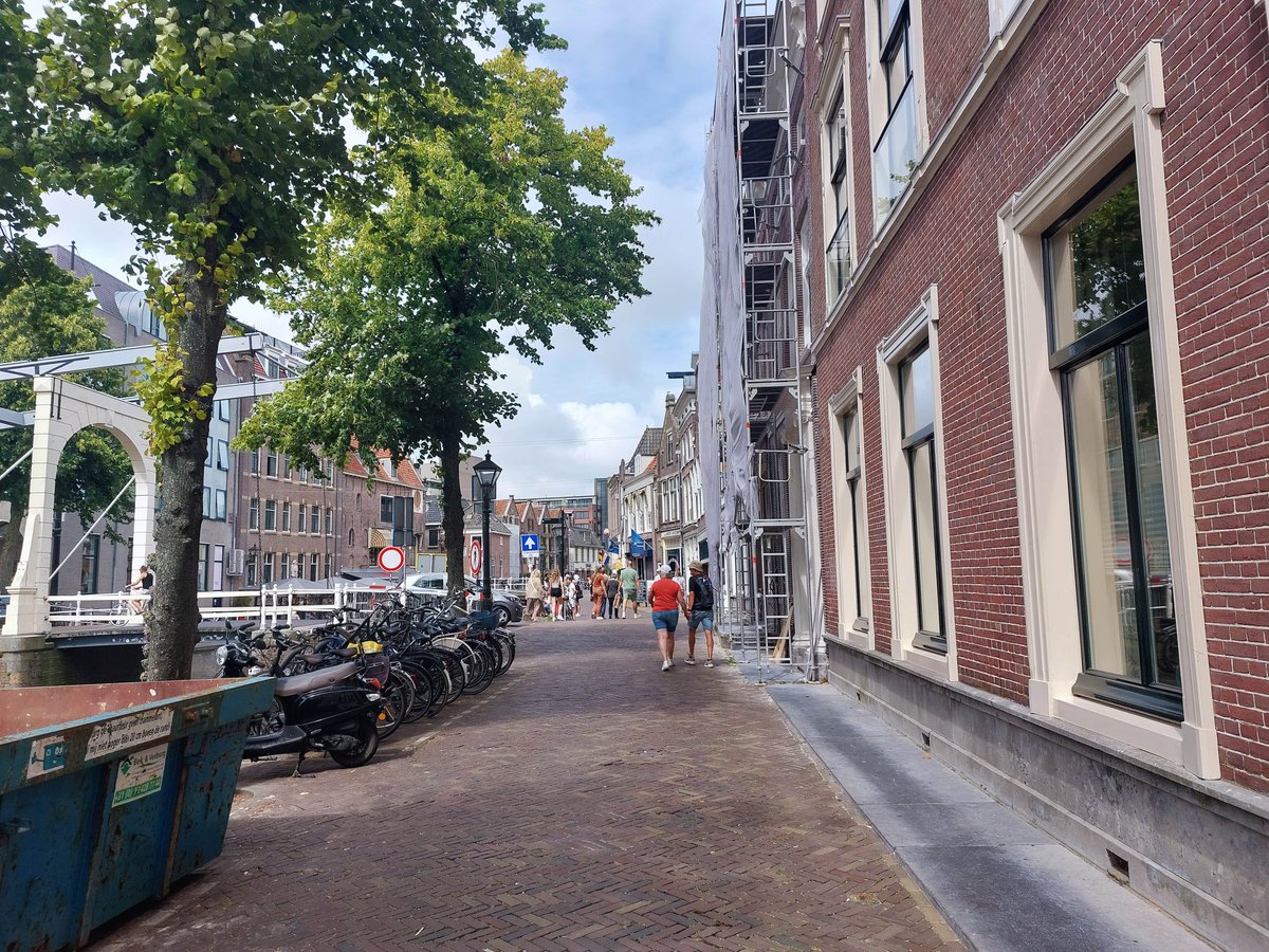 Tussen maandag 9 september en vrijdag 13 december vervangt Liander bij de Voordam, Zijdam, Dijk en Achterdam de stroomkabels in de grond. Woningen, winkels en bedrijfspanden blijven via planken bereikbaar. Kijk voor vragen en meer info op bit.ly/4ghou38