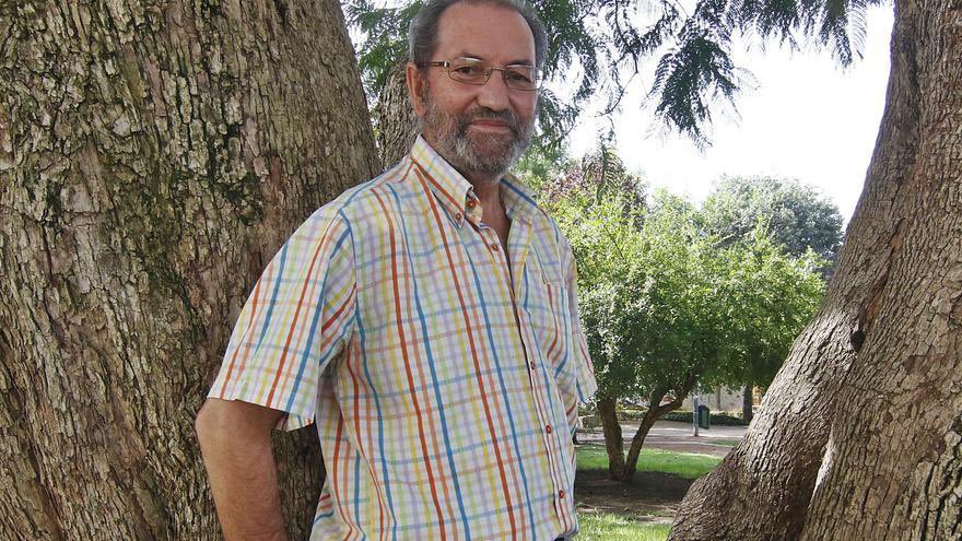 Recibo con enorme tristeza la noticia del fallecimiento de Pepe Larios, uno de los grandes de nuestro país en la defensa de los derechos sociales y medioambientales, compañero de mil batallas, un abrazo enorme a Pepa, a toda su familia y a los y las amigas, descansa en paz Pepe