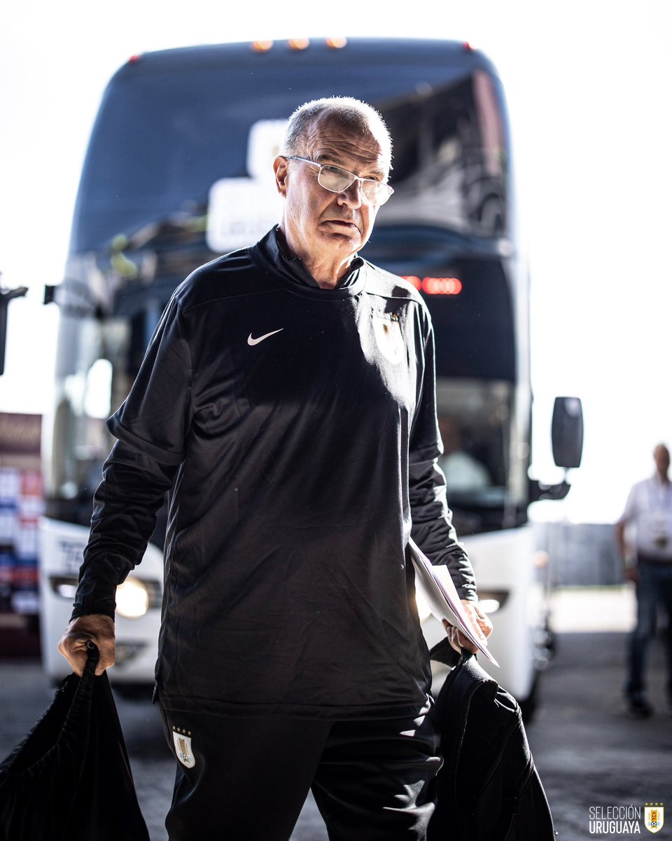Uruguay's tweet photo. 🫣 𝐋𝐨𝐜𝐨, 𝐮𝐧 𝐩𝐨𝐜𝐨

Marcelo Bielsa llegó. Tiene un plan.

#ElEquipoQueNosUne https://t.co/hM7Lbo2gVM