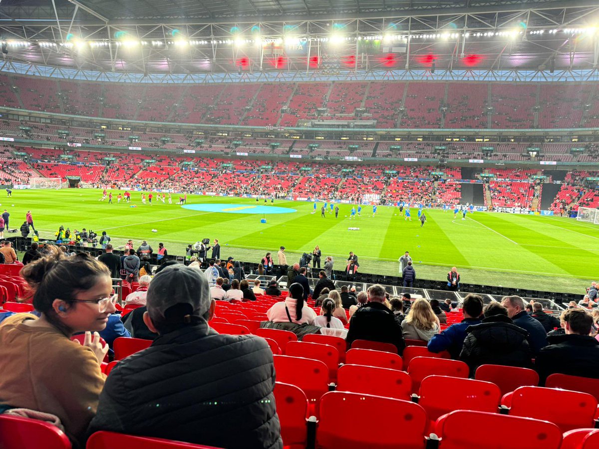 Out on a school night?! Unbelievable. ⚽️🏴󠁧󠁢󠁥󠁮󠁧󠁿