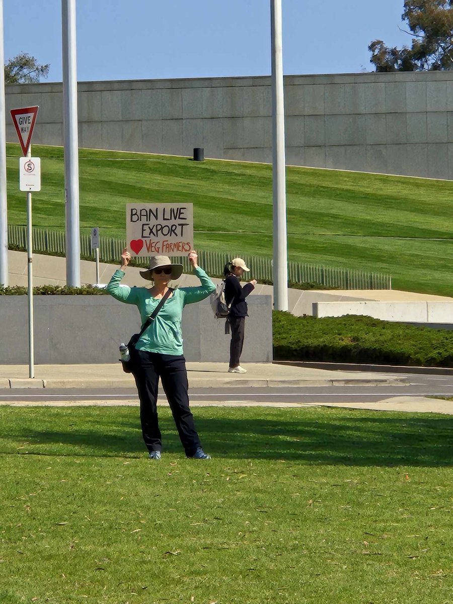 stationmum101's tweet photo. My greatest wish was granted at the #NationalAgRally.
I don’t agree with this lady (obviously) but she demonstrated more courage & commitment than @JulieCollinsMP, @AlboMP & @AnthonyChisholm 
And she also went home after I gave her a shoutout for her efforts over the microphone. 😉
#ausag #agchatoz